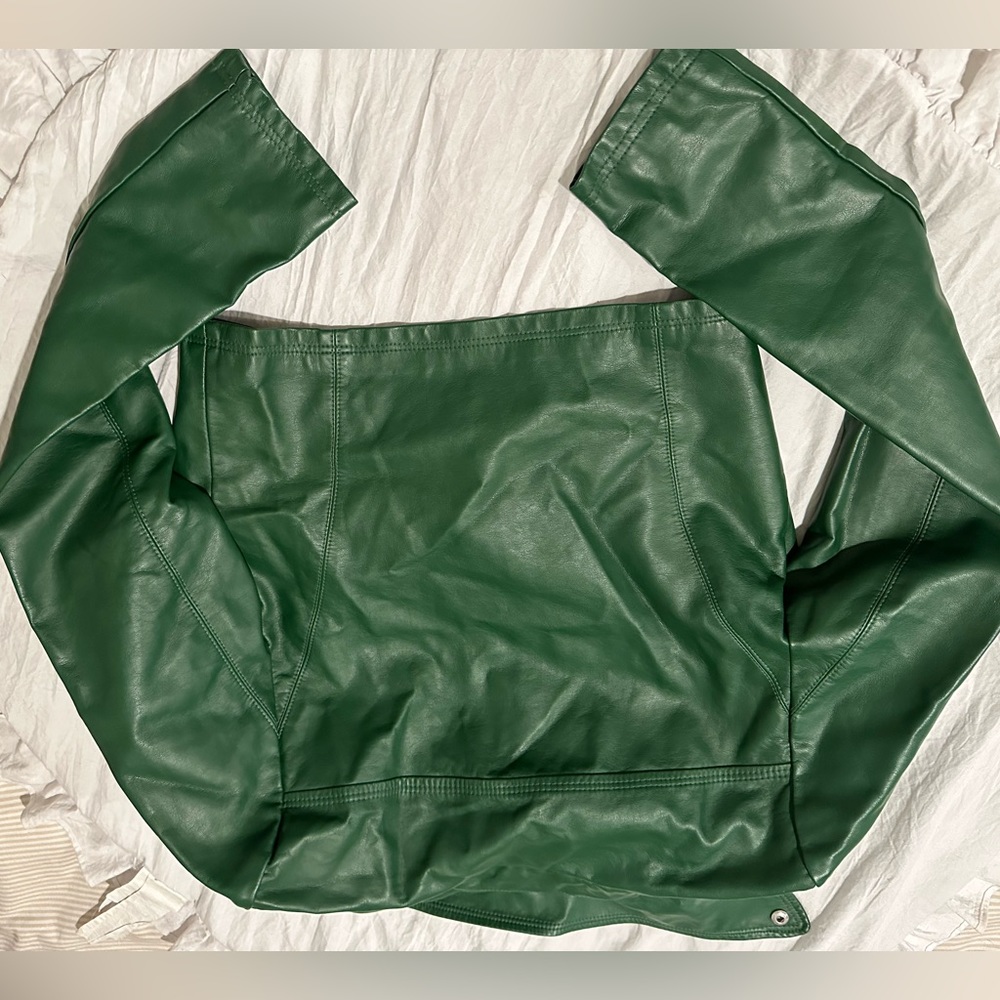 Beautiful emerald green jacket by express - Picture 3 of 6